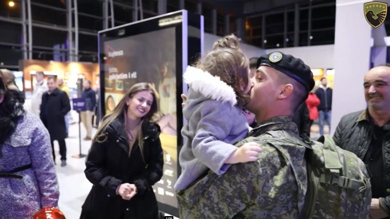 Momenti kur ushtarët e FSK-së bashkohen me familjarë, pas përfundimit të misionit në Ishujt Falkland