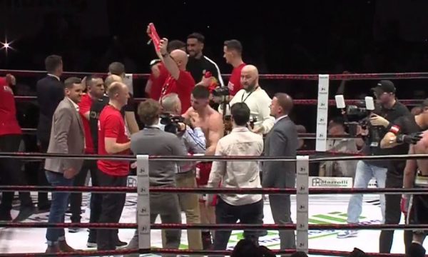 Robin Krasniqi triumfon, kundërshtari e dorëzon meçin