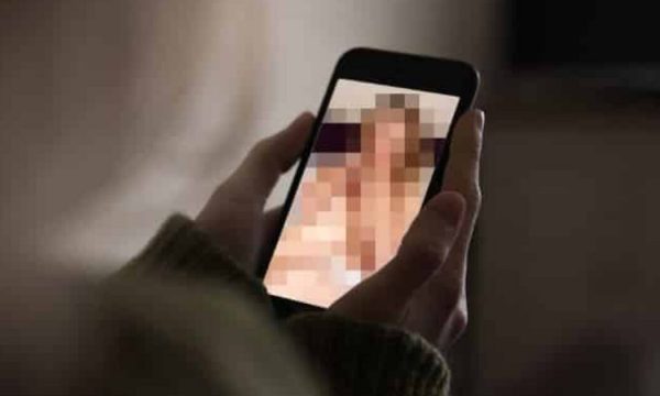 Deçanasin e ngacmon ish e dashura, ia publikon foton gjysmë të zhveshur
