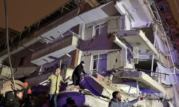 Tërmeti shkatërrues në Turqi, dëshmia rrëqethëse e banorit: Kurrë nuk kam ndjerë diçka të tillë