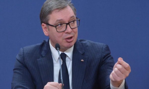 Për kritikat në Serbi lidhur me Kosovën, Vuçiq: Doni paqe, apo t’i dërgoni fëmijët në luftë?