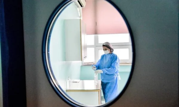 Konfirmohen tri raste të reja me koronavirus në Kosovë