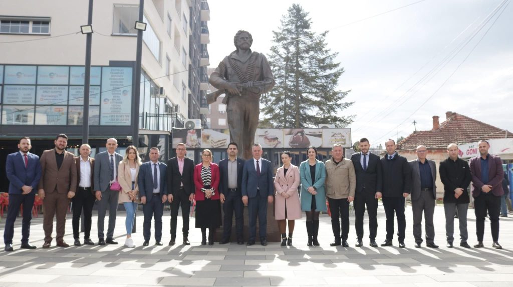 Kryetari Imri Ahmeti bënë homazhe dhe ka vendosur buqeta lulesh pranë shtatores së Komandantit Legjendar Adem Jashari