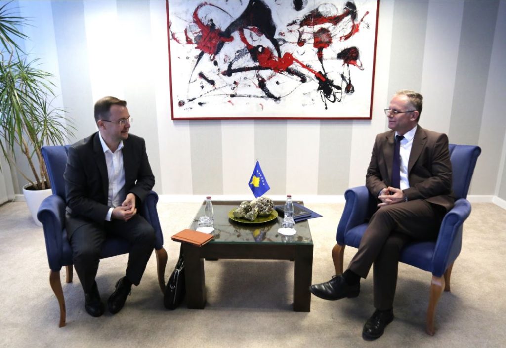 Bislimi takohet me drejtorin e BERZH-it në Kosovë, diskutohen projektet e përbashkëta