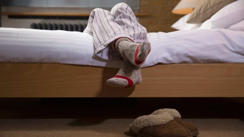 Çfarë do të thotë kur fërkoni shputat e këmbëve para gjumit?