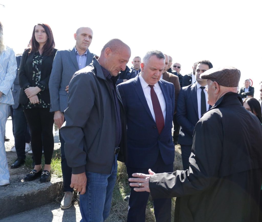 Bëhen homazhe pranë pllakës përkujtimore të Heroit të Kombit, Ismet Asllani