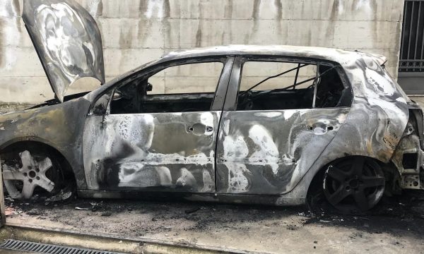 Hoxhës i digjet vetura në Pejë, flet policia e prokuroria