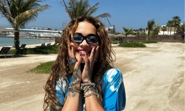 Rita Ora shfaqet “e nxehtë” në Dubai