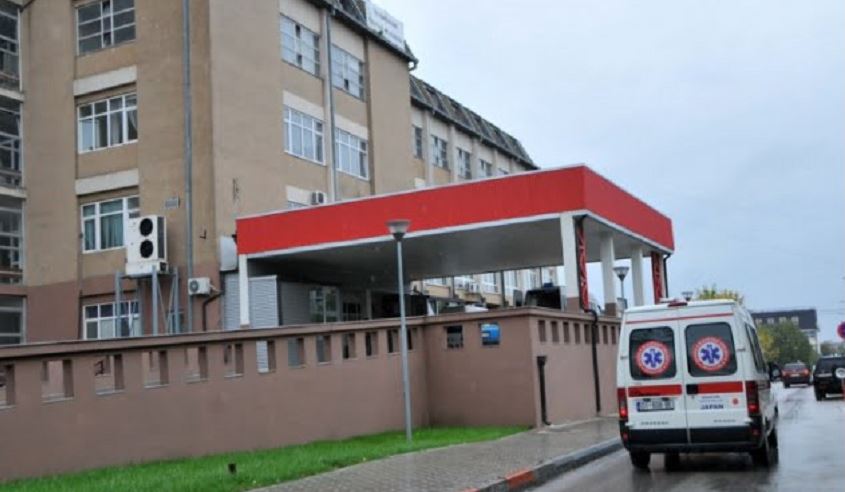 Bie nga skelet një punëtor në Viti, dërgohet në QKUK
