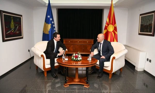Kryeministri maqedonas pret Kurtin dhe i uron “bisedime të suksesshme”
