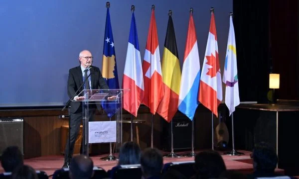 Ambasadori francez paralajmëron Kurtin e Vuçiqin: Do të ketë pasoja nëse nuk respektohen marrëveshjet