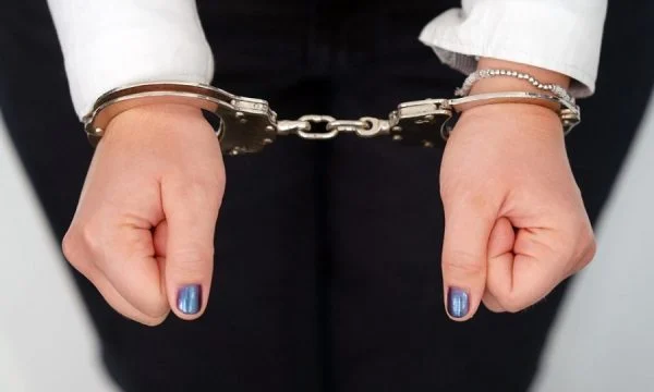 Ishte në kërkim, arrestohet një grua në Merdare