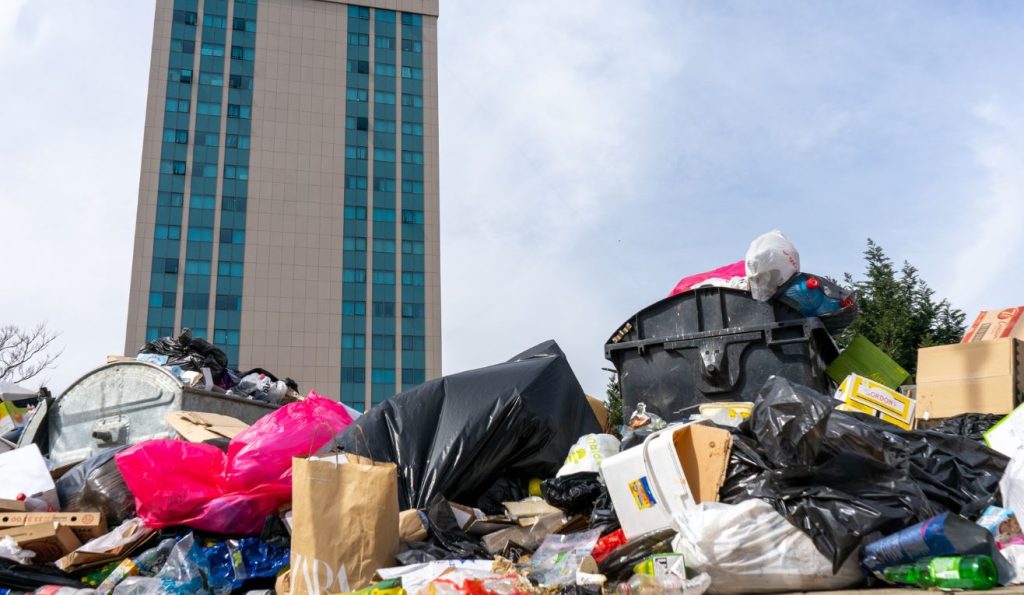 Ndalet greva e punëtorëve të Pastrimit, iu rritet rroga për 70 euro