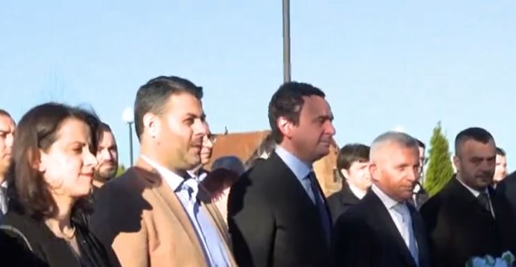 Kryeministri Kurti bën homazhe në Krushë të Madhe dhe në Krushë të Vogël