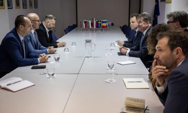 Lajçak: Dëgjova mendimet dhe vlerësimet e Listës Serbe mbi zhvillimet në veri
