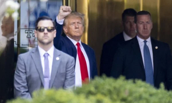 Trump zyrtarisht nën arrest, reagon në rrjete sociale: Ata do të më arrestojnë