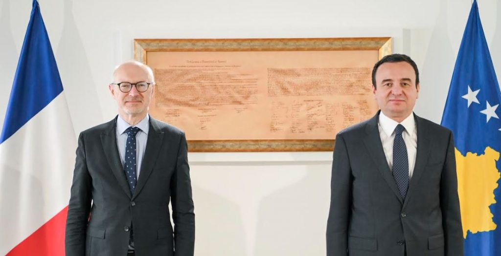 Kurti me ambasadorin francez flasin për zbatimin e anekstin të propozimit evropian për dialogun