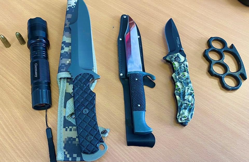 Arrestohen një i dyshuar, sekuestrohen tri thika dhe dy copë fishek