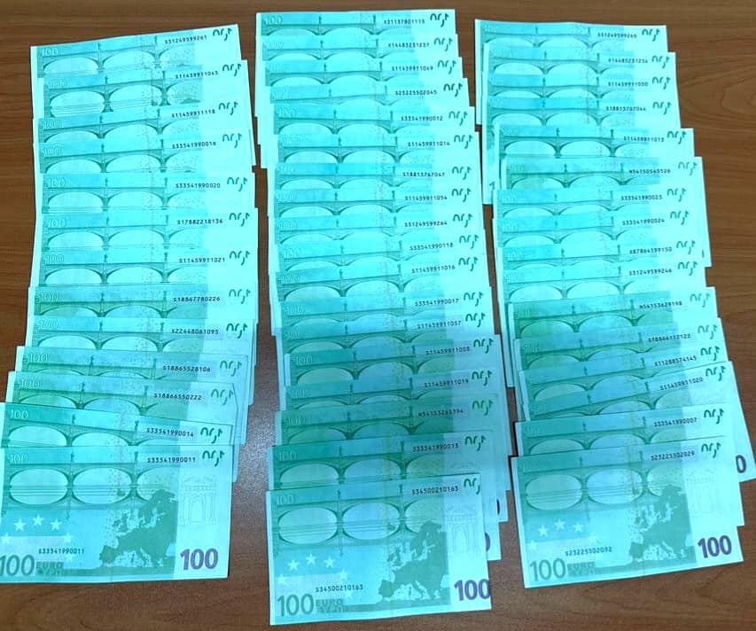 Arrestohet një grua, në çantë iu gjetën mbi 4 mijë euro të falsifikuara