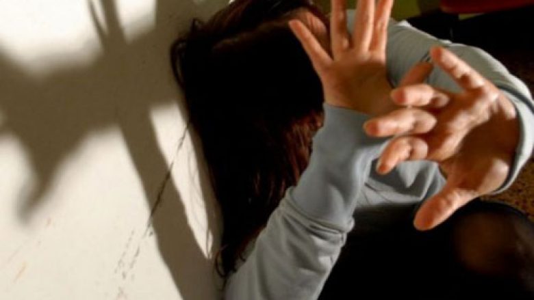 Një grua në Malishevë rrihet nga burri, kunati dhe vjehrri