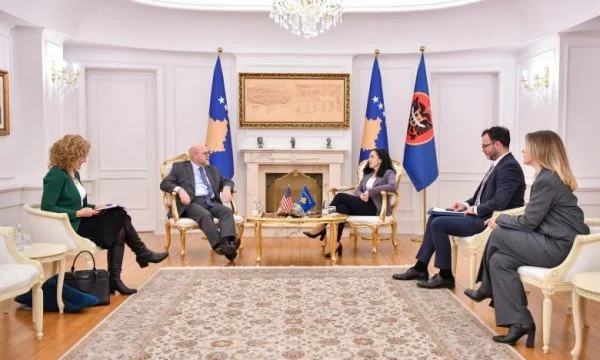 Osmani e Hovenier bisedojnë për zhvillimet e fundit në dialogun me Serbinë