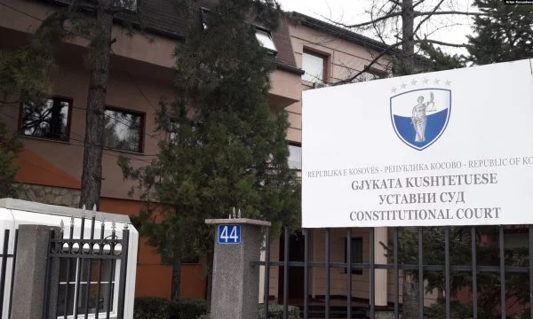 Avokati i Popullit e çon në Kushtetuese Ligjin për pagat