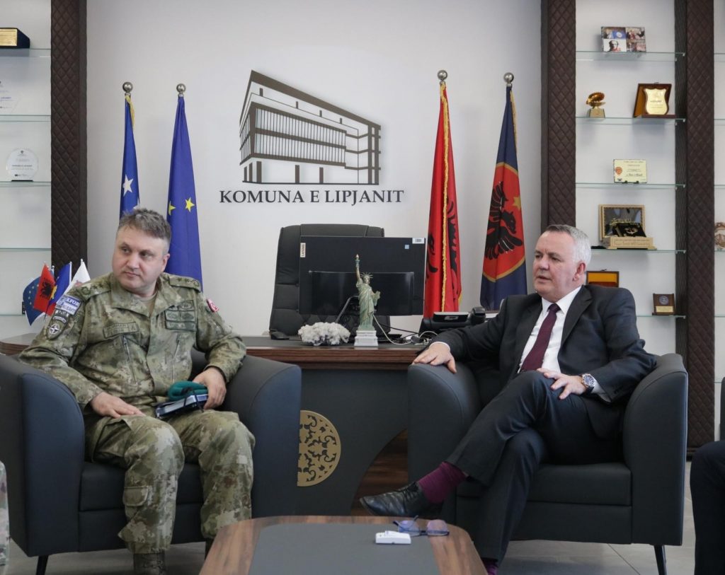 Kryetari Imri Ahmeti pret në takim zëvendëskomandantin e Komandës Regjionale – Lindje të KFOR-it Amerikan në Kampin “Bondsteel”, Nënkolonelin Rrustem Burhan