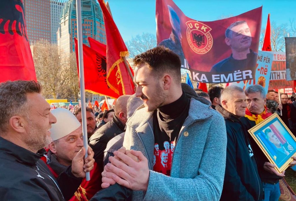 Djali i Kadri Veselit nga Haga falënderon shqiptarët për përkrahjen masive për ish-krerët e UÇK-së (FOTO)