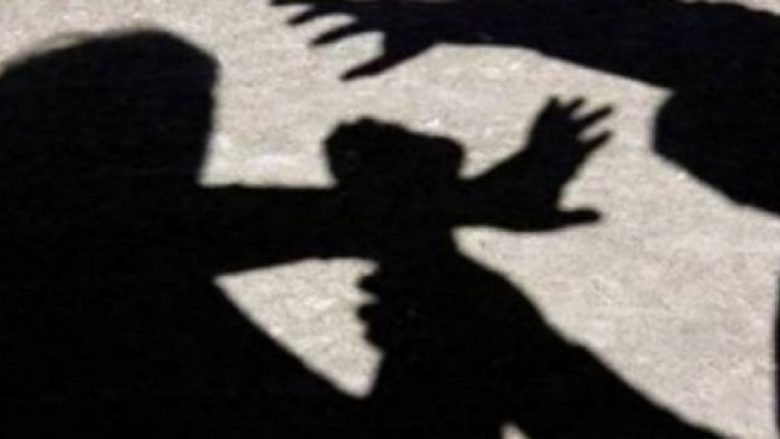 Tre persona arrestohen, e sulmuan fizikisht një tjetër