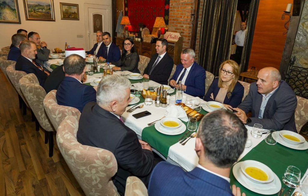 Abdixhiku shtron iftar për myftiun Tërnava dhe anëtarët e tjerë të BIK-ut