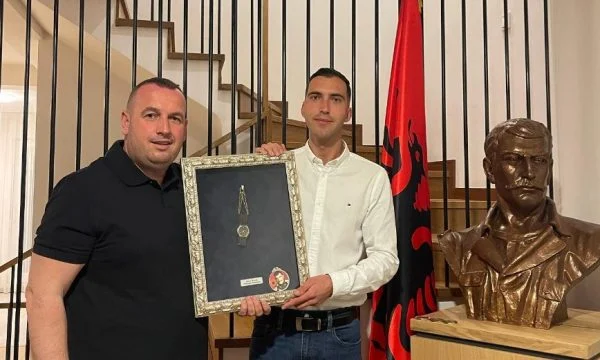 Luan Haradinajt i dhurohet ora që babai i vet Shkëlzeni e mbajti deri në rënien në betejë