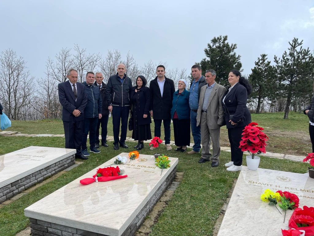 Bëhen homazhe pranë pllakës përkujtimore të Dëshmorit Vezir Kolshi