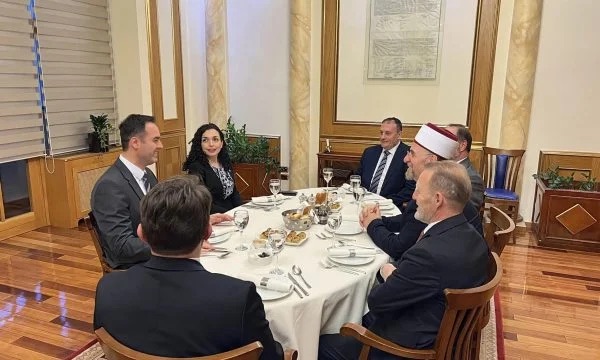 Konjufca bashkë me Osmanin shtrojnë iftar për BIK-un në Kuvendin e Kosovës