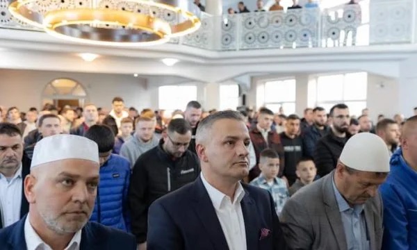 Namazi i Fitër Bajramit në Skenderaj, u fal në xhaminë që mban emrin e heroit Shaban Jashari