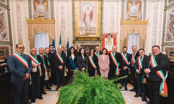 Osmani takohet me kryetarët e komunave arbëreshe në Itali