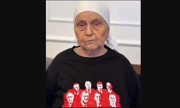 Nëna e Thaçit vesh bluzën me portretet e ish-krerëve të UÇK-së: Liria jeni ju