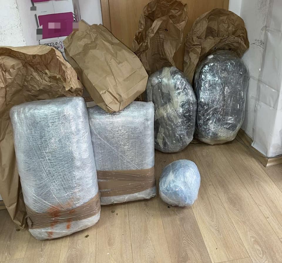 Plani taktik policor i Antidrogës së Policisë së Kosovës ”KTHESA”, vë në pranga personin e dyshuar dhe sekuestron mbi 25 kilogram drogë
