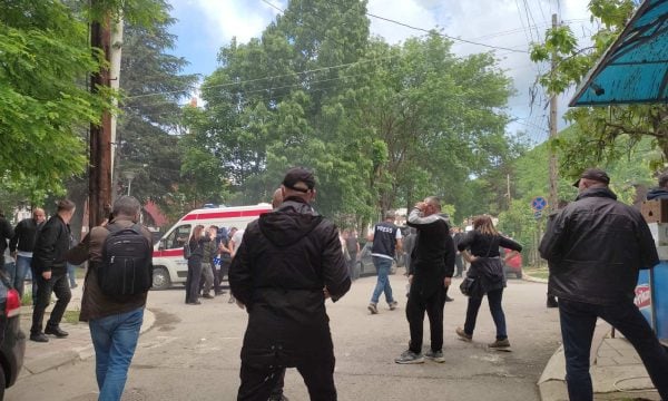 Eskalon situata në Zveçan: Përplasen KFOR-i dhe protestuesit, raportohet për të lënduar