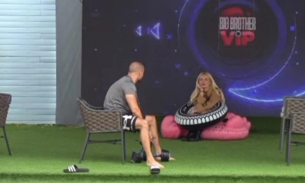 “Nuk e doja”, Kristi flet “pa dorashka” për lidhjen që kishte jashtë