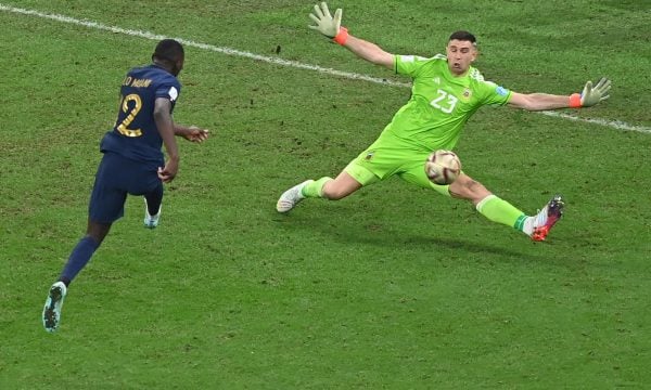Gjigantët anglezë hyjnë në garë për portierin Martinez
