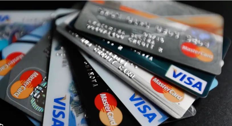 Një person kreu blerje në vlerë të 17 mijë eurove duke keqpërdorur kartela bankare