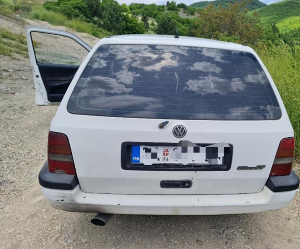 Policia ia gjen serbit mitralozin e ndryshkur në veturë (FOTO)