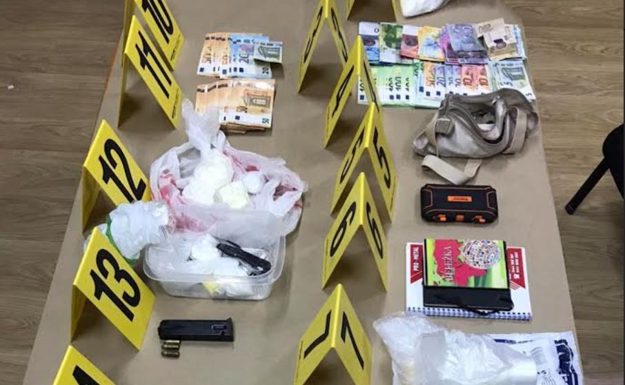 Katër persona arrestohen për posedim, blerje dhe shitje të drogës