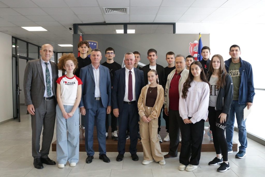 Komuna e Lipjanit mbështet me 10 mijë euro nxënësit shkollës fillore “Vëllezërit Frashëri” të cilët do të marrin pjesë në garat në Genius Olympiad