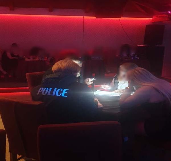 Policia mbyll 17 qendra masazhi e 15 lokale të muzikës ‘live’, arreston 14 persona
