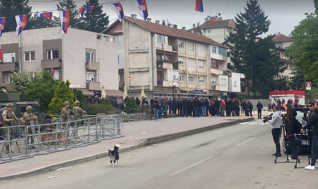 Në Leposaviq KFOR-i amerikan krijon perimetër, derisa protestuesit mblidhen (FOTO)