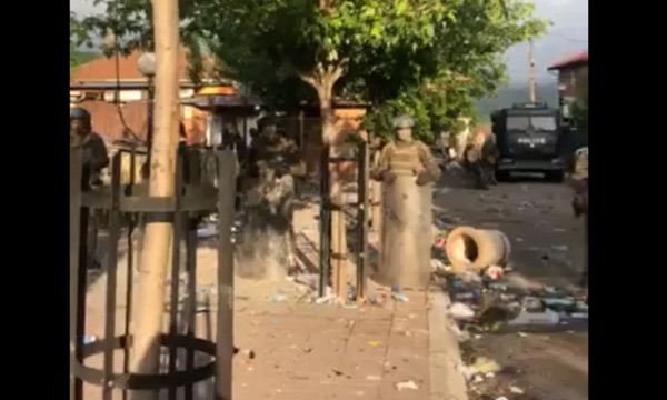 Dhjetëra persona dalin në Zveçan, rrugët të mbushura me gjësende