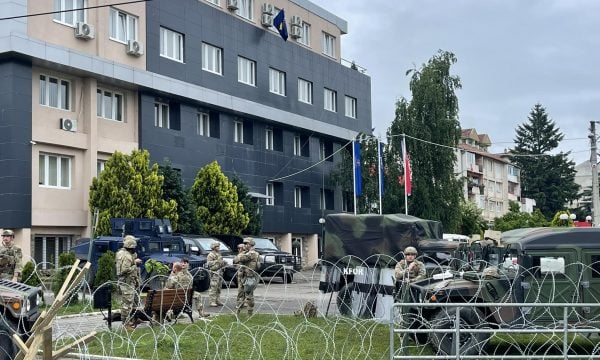 Më shumë serbë mblidhen në Leposaviq, KFOR-i i përforcon masat e sigurisë