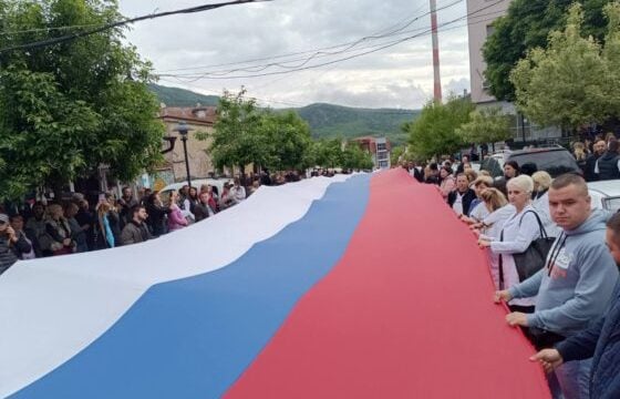 Shpaloset një flamur i madh serb në Zveçan, shumë serbë janë mbledhur para Komunës