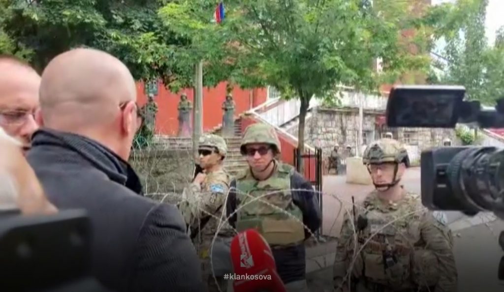 Ushtari amerikan i thotë Rakiqit: S’lejojmë të përsëritet situata e të hënës (VIDEO)
